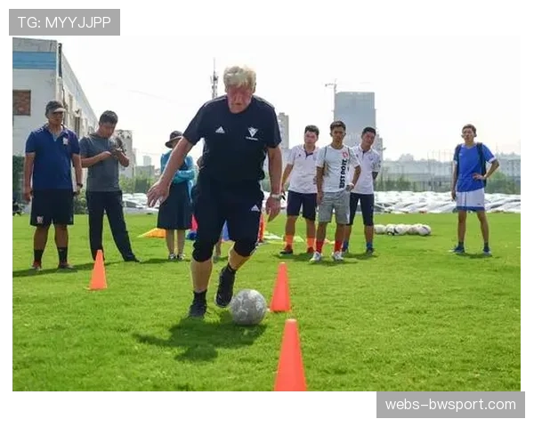 法国国家足球教练培训课程更新,将“现代压迫理念与周期化训练”设为必修高级模块 法国国家足球教练培训课程更新,将“现代压迫理念与周期化训练”设为必修高级模块